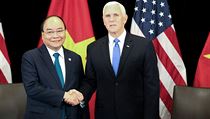 Americký viceprezident Mike Pence (vpravo) při setkání s vietnamským předsedou...