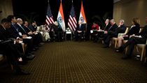 Indick premir Narndra Md (v ernm kesle vlevo) pi setkn s americkm...