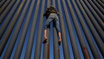 Migrant se sna pelzt hranice mezi Mexikem a Spojenmi stty.