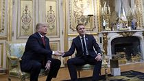 Donald Trump a Emmanuel Macron v Elysejskm palci.