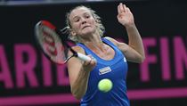 Kateřina Siniaková odehrává míček ve finále Fed Cupu.