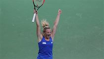 Tenistka Kateřina Siniaková se raduje ze zisku trofeje.