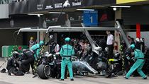 Mechanici Mercedesu pezouvaj auto Lewise Hamiltona.