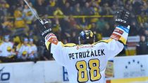 Jakub Petrulek slav v zpase s Karlovmi Vary.