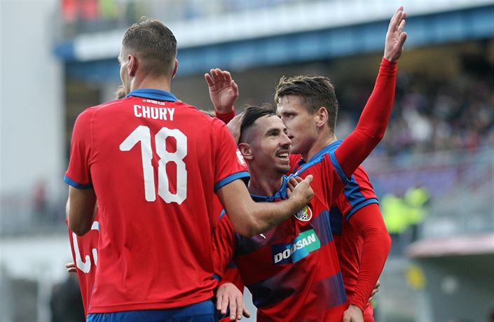 Milan Petr�ela slaví vyrovnávací gól.