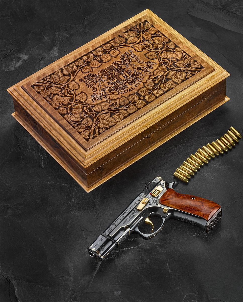 Ka�dý exemplá� pistole CZ 75 REPUBLIKA je ulo�en v originální kazet�, vyrobené...