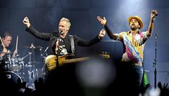 Britský hudebník Sting (uprosted) a jamajský rapper Shaggy (vpravo) vystoupili...