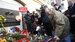 Bývalý disident Frantiek uas Stárek pokládá kvtinu u památníku na Národní...