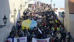 Z Hradanského námstí se 17. listopadu vydal protestní prvod proti premiérovi...