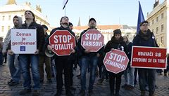 Protest oban na Hradanském námstí proti premiérovi Babiovi.