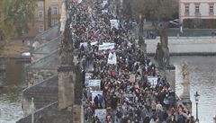 Pochod za odstoupení Andreje Babie na Karlov most.