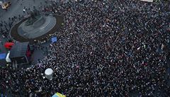 Shromádní lidí na Staromstském námstí poadující demisi premiéra Babie.