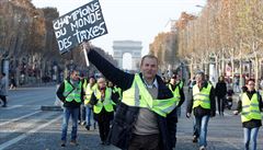 Demonstrant s cedulí Svtoví misti daní" na protest proti zvyování cen...