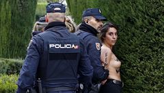 Aktivistky hnutí Femen zadržela v centru Madridu policie.