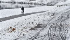 Jih Česka zasáhne náledí a sníh, do úterka napadne až 25 centimetrů