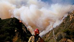 Hasii bojují s plameny v okolí Malibu.