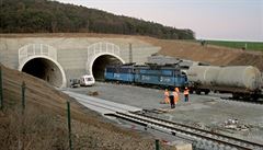 První zkuební vlak projel novým elezniním tunelem pod vrchem Chlum z Plzn...