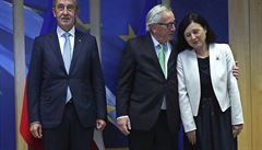 Premiér Andrej Babi s éfem Evropské komise Jeanem Claude-Junckerem a...