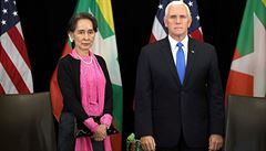 Barmská vdkyn Do Aun Schan Su ij (vlevo) pi setkání s americkým...