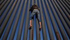 Migrant se snaí pelézt hranice mezi Mexikem a Spojenými státy.
