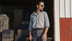 Félix Gallardo (Diego Luna) je prohnaný obchodník. Seriál Narcos: Mexico (2018).