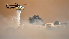 Hasiský vrtulník zasahuje u poáru v Malibu.