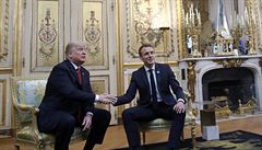 Donald Trump a Emmanuel Macron v Elysejském paláci.
