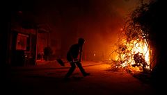 Muži v Malibu došla voda, a tak na svůj hořící dům hází hlínu. | na serveru Lidovky.cz | aktuální zprávy