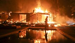 Požáry v Kalifornii si vyžádaly už 25 obětí na životech, ohně se dál šíří