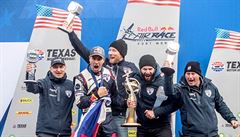 Martin onka se raduje se svým týmem z celkového triumfu v Red Bull Air Race