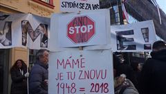 Protesty na Národní t�íd� za�aly nejd�íve konflikty ohledn� vyhazování kv�tin...