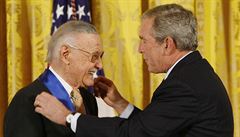V roce 2008 tehdejí prezident George Bush udlil Stanu Leemu v Bílém dom...