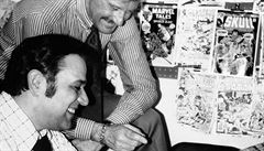 Stan Lee na snímku z roku 1976 diskutuje s kreslíem Johnem Romitou o obálce...