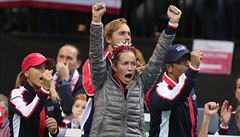 Americká lavika slaví bod Riskeové bhem finále Fed Cupu.