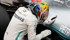 Lewis Hamilton oslavuje vítězství ve Velké ceně Brazílie.