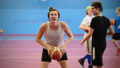 Ne zaali herci natáet, museli pl roku basket trénovat. Na snímku stílí Jan...