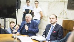 Profesor 3. lékaské fakulty Michal Andl (vlevo) a advokát a pednáející...
