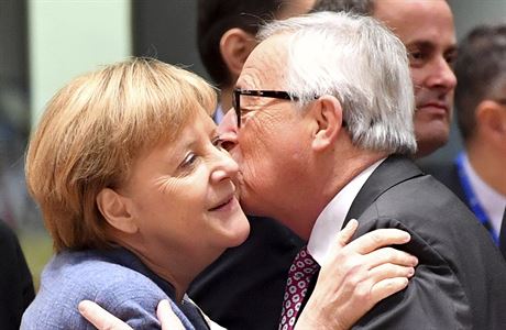 Pedseda Evropsk komise Jean-Claude Juncker se vt s nmeckou kanclkou...