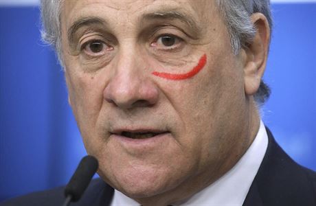 Prezident Evropského parlamentu Antonio Tajani si na tiskovou konferenci po...