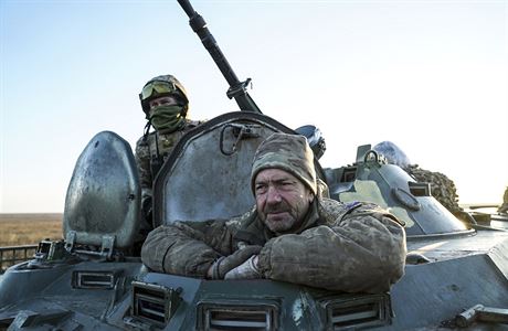 Ukrajintí vojáci jsou v pohotovosti nedaleko Urzufu u jiního okraje Azovského...