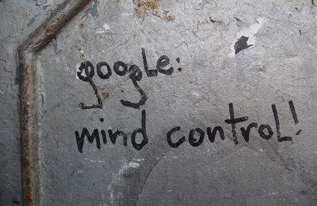 Google: kontrola mysli, hlásá nápis na jedné z londýnských zdí.