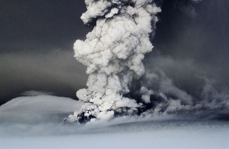 Sopka Grímsvötn chrlí dým