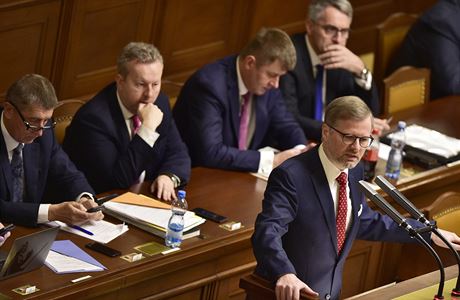 LISTOPAD: Poslaneck snmovna na mimodn svolan schzi hlasovala o vysloven...