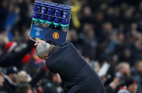 Jako ve wrestlingu. Mourinho zvedá nad hlavu drák s lahvemi na pití.