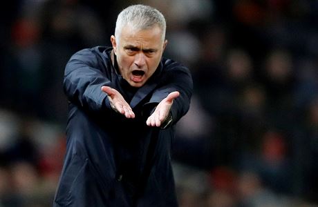 Trenér José Mourinho se roziluje nad verdiktem sudího.