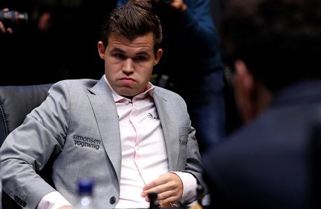 Zjevn pekvapen Magnus Carlsen.