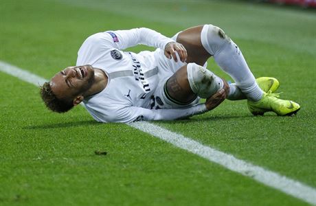 Neymar leí na zemi po souboji s hráem Liverpoolu Andym Robertsonem.