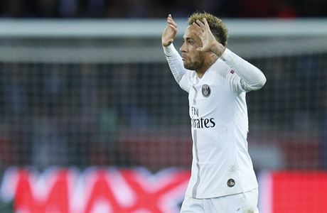 Neymar se omlouvá za své gesto.