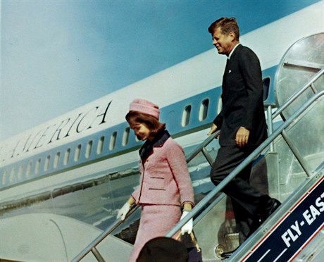 John F. Kennedy s manelkou Jacqueline pistáli v Dallasu v ranních hodinách...