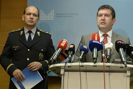 Ministr vnitra Jan Hamáek (vpravo) a první námstek policejního prezidenta...